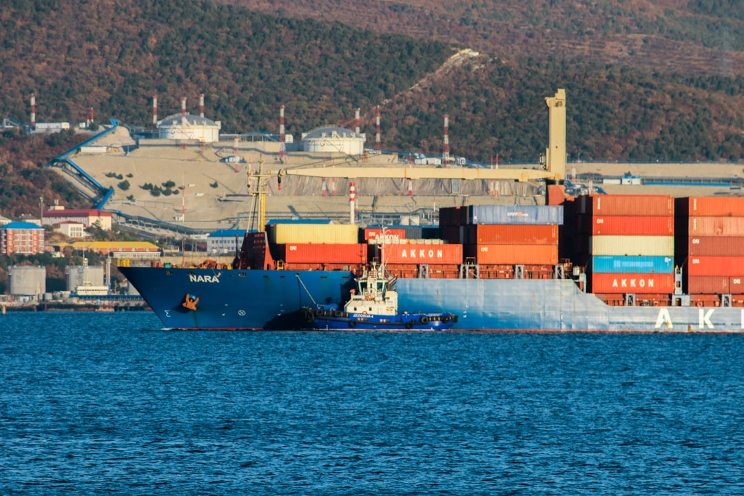 Container werden auf ein Schiff verladen